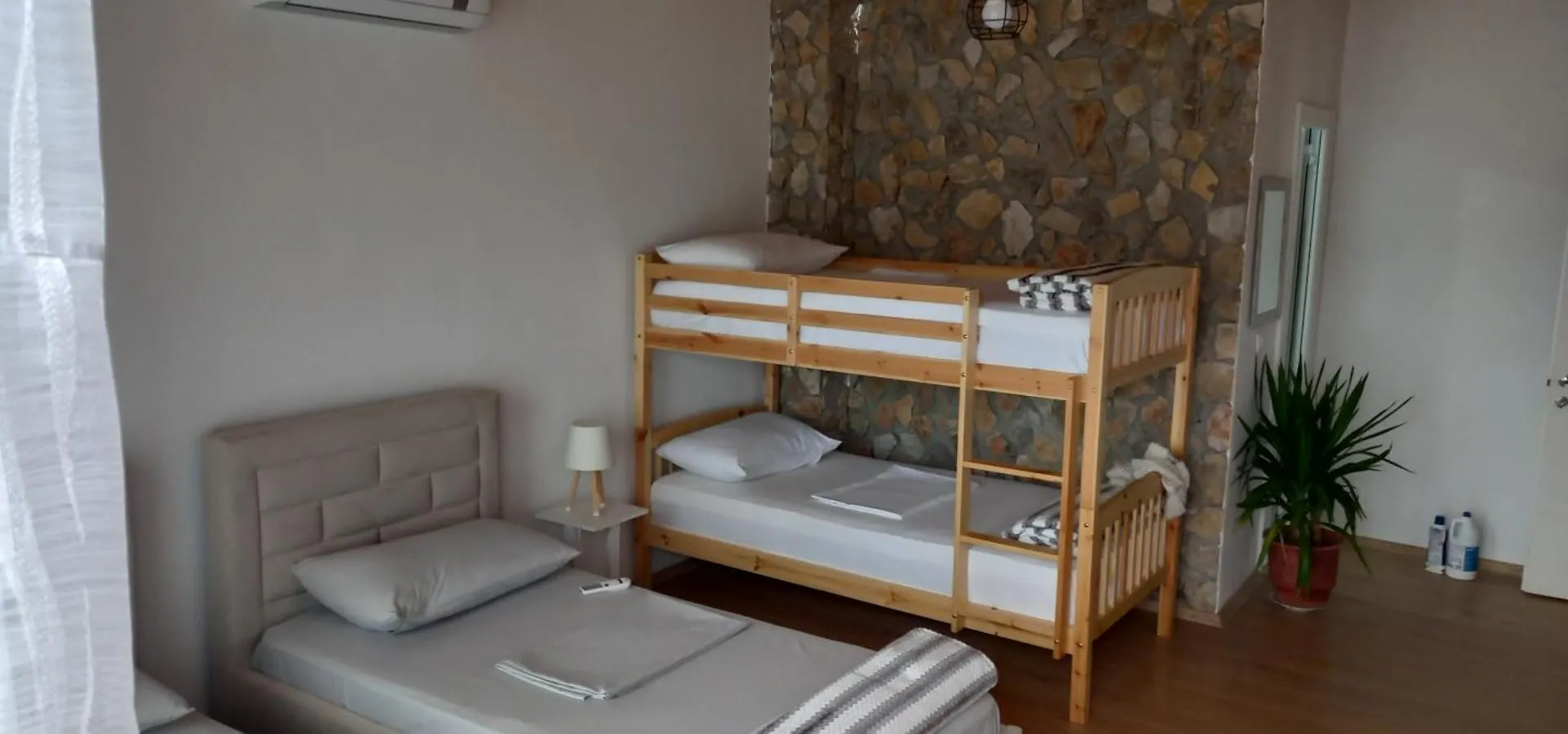 Roleo Guest House Lini Ferienhaus