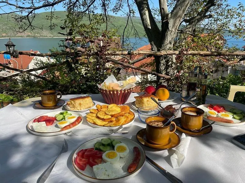 Roleo Guest House Lin Albania