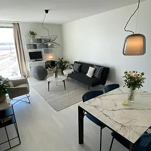 https://luxury-1-bedroom-apartment-with-sauna-and-sea-view.tophotelshelsinki.com